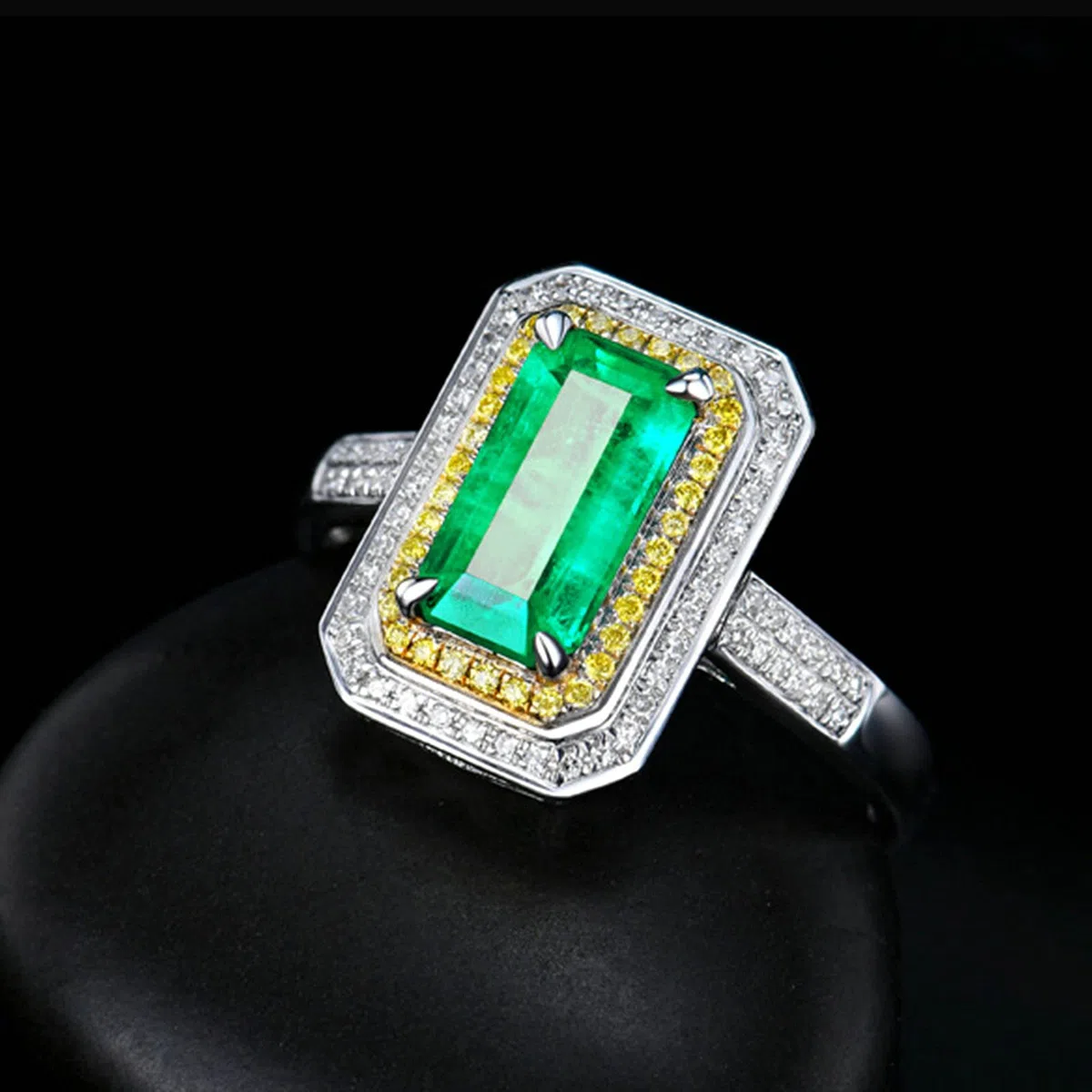 Anillo de oro blanco 750 585 375 para mujer, talla 47 (15,0) 65 (20,7), alianzas individuales para mujer, 4 puentes, engaste con esmeralda de 1,6 quilates y moissanita
