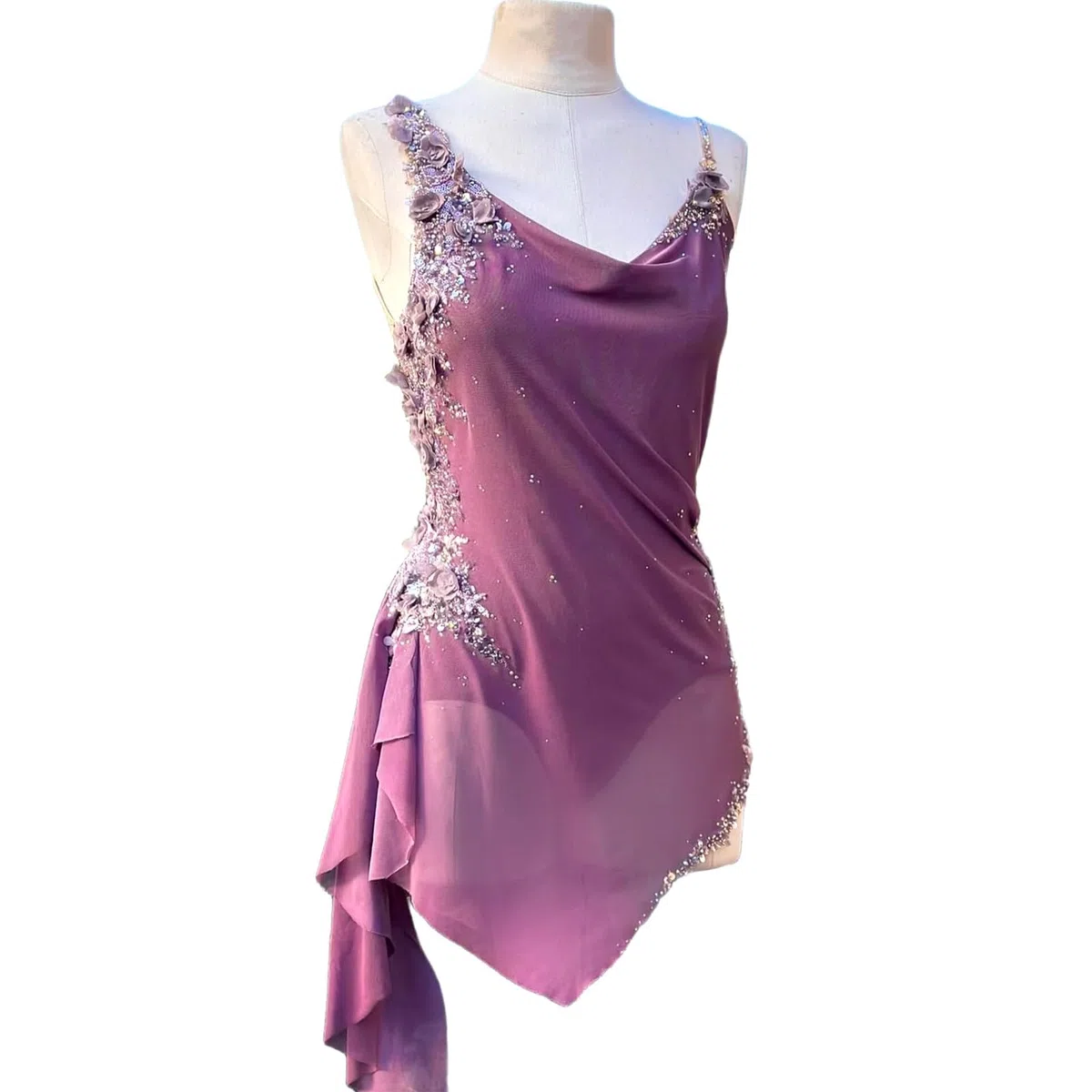 Vestido danza lírica mujer juvenil con flores, pedrería y drapeado