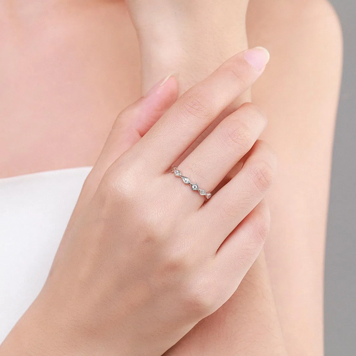 Anillos geométricos de platino para mujer con diamante creado, anillo de aniversario de platino para ella, PT950 y oro blanco de 9 K/14 K/18 K | Talla H 1/2-V 1/2