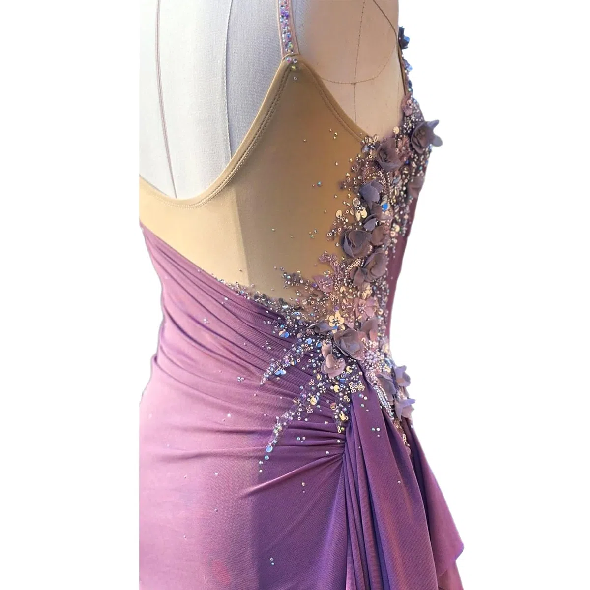 Vestido danza lírica mujer juvenil con flores, pedrería y drapeado