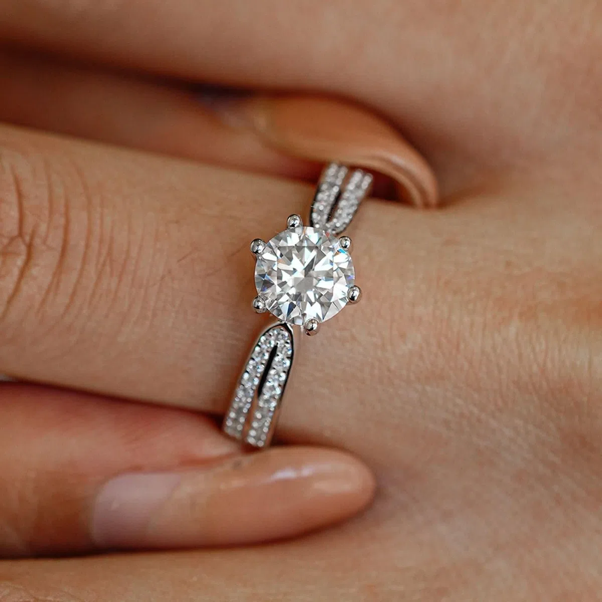 Anillos de Plata Fino, Pinky Anillo de 6 Dientes Redondo con 1 Quilate Moissanite Platino 950 Tamaño 60 (19.1)